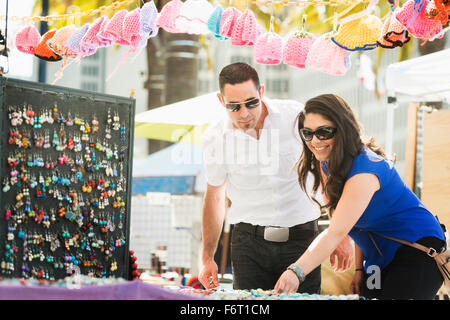 Hispanic couple shopping in marché plein air Banque D'Images