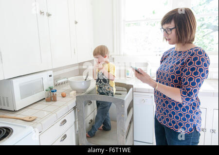 Mère et fils standing in kitchen Banque D'Images