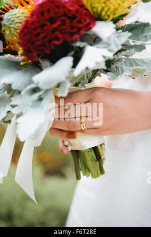 Close up of woman wearing wedding rings Banque D'Images