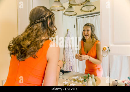 Caucasian woman admiring Herself in mirror Banque D'Images