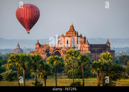 Hot Air Balloon flying over temple Banque D'Images