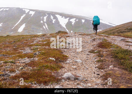 Mari backpacker marche sur sentier de montagne Banque D'Images