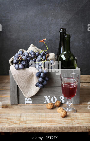 Nature morte avec raisins, noix et du vin Banque D'Images