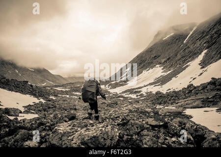 Mari backpacker walking in Mountain Valley Banque D'Images