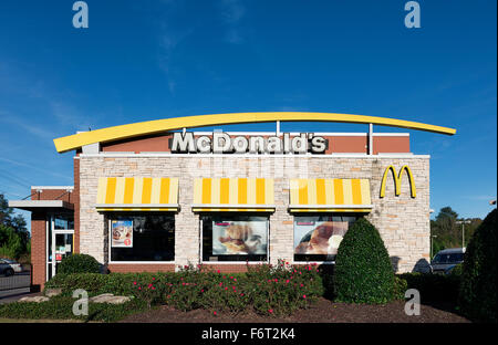 Restaurant MCDONALD'S à l'extérieur. Banque D'Images