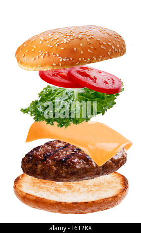 Délicieux burger avec le vol relevant d'ingrédients sur fond blanc Banque D'Images