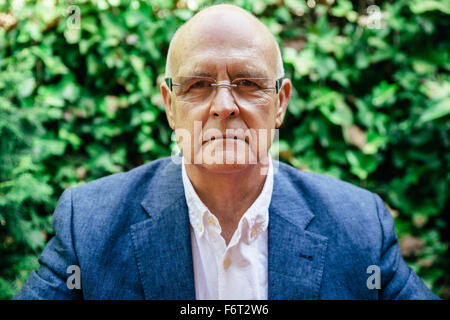 Hispanic businessman avec expression grave Banque D'Images