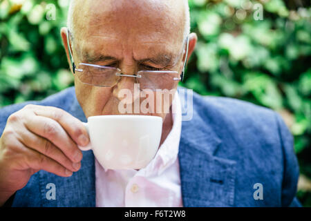 Hispanic businessman drinking cup of coffee Banque D'Images