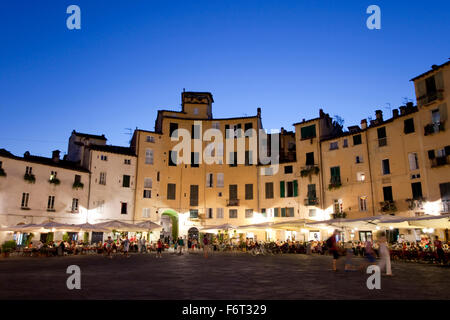 La Piazza dell'Anfiteatro dans une chaude soirée d'été, Lucca, Italie. Banque D'Images