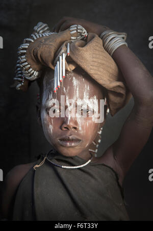 Enfant noir vêtu du costume traditionnel face paint Banque D'Images