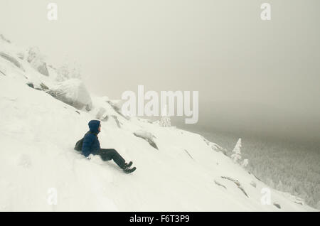 Man on Snowy Mountain luge Banque D'Images