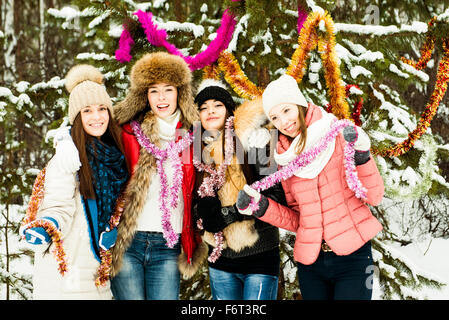 Caucasian girls playing in snow Banque D'Images