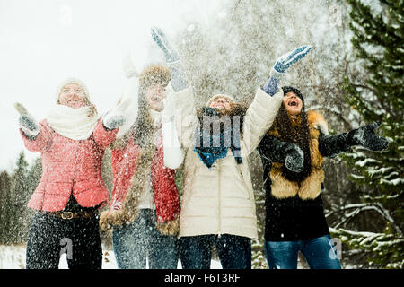 Les filles de race blanche neige jeter dans l'air Banque D'Images