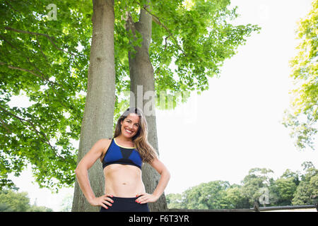 Mixed Race woman standing sous les arbres Banque D'Images