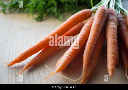 Un tas de carotte légumes frais sain rustique à la cuisine pour préparer les repas et à manger. Banque D'Images