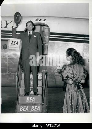 1965 - Transmission comme toujours Gregory Peck l'avion sur Berlin Tempelhof Air-Port. L'acteur de cinéma américain a été reçu par la jeune actrice Rita Gam avec un gros bouquet de roses jaunes. Reck Gregory est venu à Berlin pour jouer le rôle principal dans le film ''Mfr dans la nuit'' qui est à l'heure actuelle pris à Berlin par le 20ème Twentieth Century-Fox. Rita Gam joue également un rôle important dans cette photo qui a un casier judiciaire et politique. D'autres acteurs dans le film sont : Broderick Crawford, Anita Bjork, Buddy Ebson, Peter van Eyck et de l'actrice allemande Marianne Koch. (Crédit Image : © Keystone Photos NOUS JOINDRE Banque D'Images