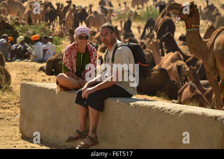 Le Rajasthan, Inde. 18 Nov, 2015. Les touristes étrangers dans les bovins annuel juste à Pushkar, Rajasthan occidental de l'état. Pushkar est un lieu de pèlerinage hindou populaires qui est également fréquenté par les touristes étrangers qui viennent à la ville pour son bétail annuelle juste. Credit : Shaukat Ahmed/Pacific Press/Alamy Live News Banque D'Images