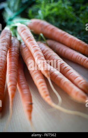 Un tas de carotte légumes frais sain rustique à la cuisine pour préparer les repas et à manger. Banque D'Images