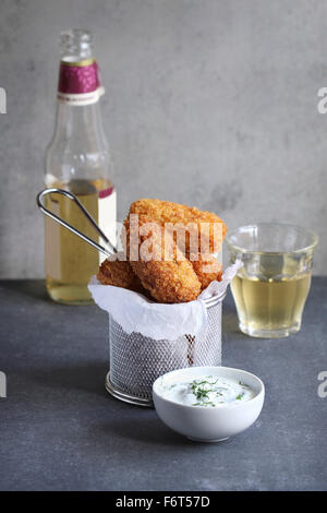 Croquettes au fromage pommes de terre avec une trempette au yogourt Banque D'Images