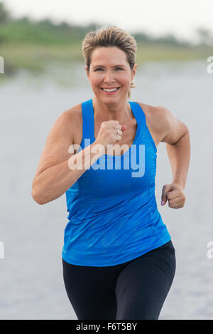 Caucasian woman running on beach Banque D'Images