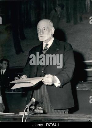 1965 - Le général Charles De Gaulle élu président de la Cinquième République. Photo montre M. René Cassin, vice - président de l'état principal donnant le résultat officiel. © Keystone Photos USA/ZUMAPRESS.com/Alamy Live News Banque D'Images