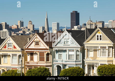 Les maisons de style victorien dans la ville de San Francisco, California, United States Banque D'Images