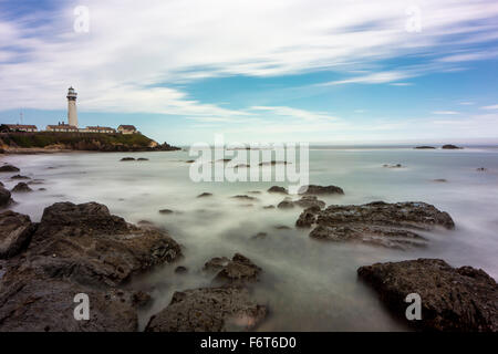 Time Lapse view of ocean waves on Rocky beach Banque D'Images