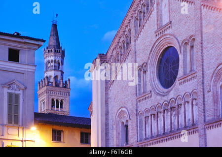 L'Italie, Lombardie, Crema, Piazza Trento Trieste square, San Domenico Theater background Cathédrale Beffroi Banque D'Images