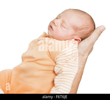 Un bébé endormi couché sur le bras du père, arrière-plan blanc, isolé Banque D'Images