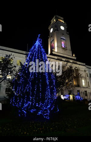 Les arbres de Noël à l'extérieur de Barnsley Mairie. Banque D'Images