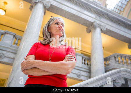 Caucasian businesswoman standing in courthouse Banque D'Images