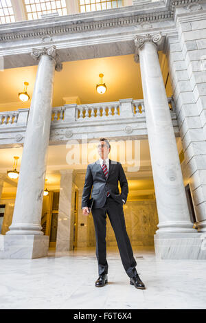 Mixed Race businessman standing in courthouse Banque D'Images