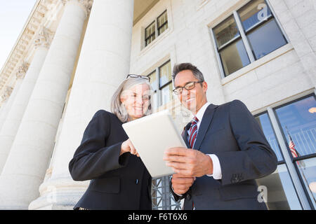 Les gens d'affaires parle en dehors de courthouse Banque D'Images