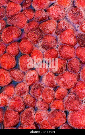 Le procédé de fabrication de la confiture de fraise à partir de baies fraîches Banque D'Images