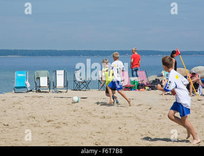 Jeu de beach soccer dans le tournoi annuel du poussoir à plage à Åhus Suède en juin 2014. Banque D'Images