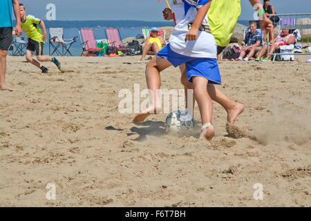 Jeu de beach soccer dans le tournoi annuel du poussoir à plage à Åhus Suède en juin 2014. Banque D'Images