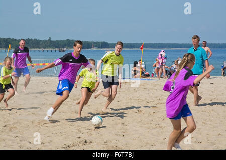 Jeu de beach soccer dans le tournoi annuel du poussoir à plage à Åhus Suède en juin 2014. Banque D'Images