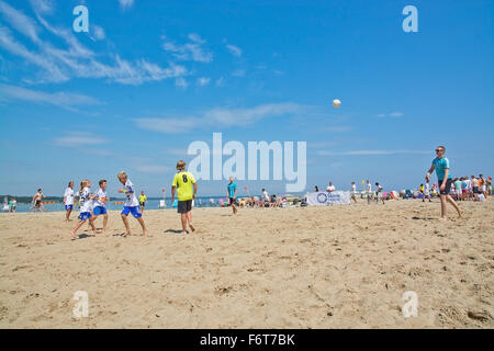 Jeu de beach soccer dans le tournoi annuel du poussoir à plage à Åhus Suède en juin 2014. Banque D'Images