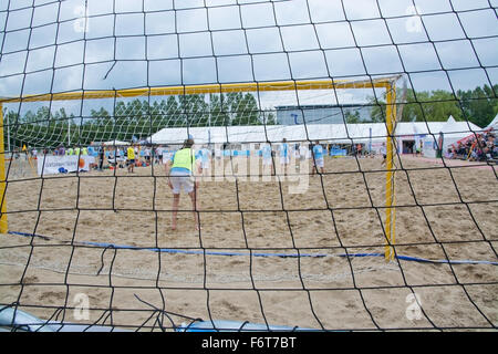 Jeu de beach soccer dans le tournoi annuel du poussoir à plage à Åhus Suède en juin 2014. Banque D'Images
