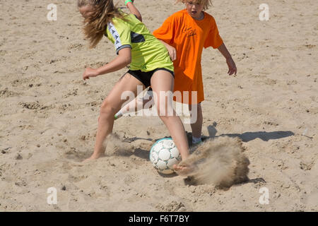 Jeu de beach soccer dans le tournoi annuel du poussoir à plage à Åhus Suède en juin 2014. Banque D'Images