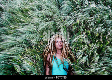 Black woman laying in grass Banque D'Images