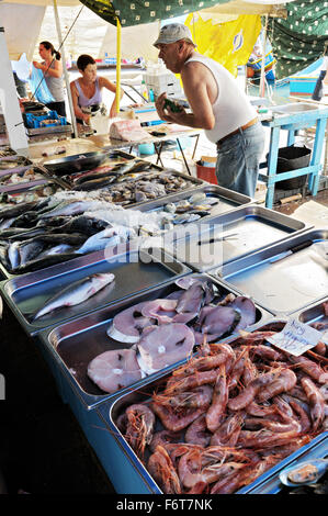 Grosses crevettes et autres poissons au marché de Marsaxlokk, Malte Banque D'Images