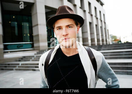 Caucasian businessman walking outdoors Banque D'Images