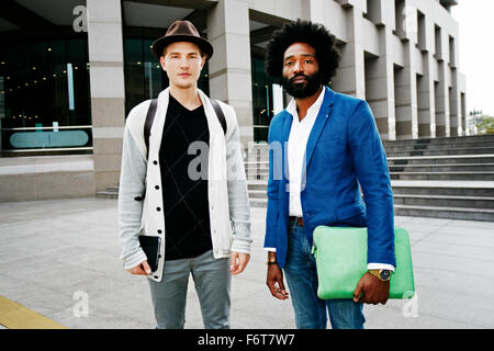 Businessmen standing in courtyard Banque D'Images