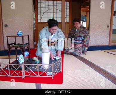 Dans une maison de thé au Japon, l'hôte prépare le thé vert dans une cérémonie du thé. Banque D'Images