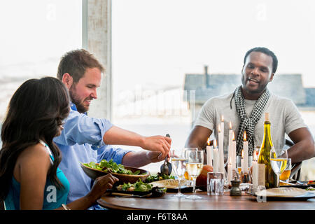 Friends eating at dinner party Banque D'Images