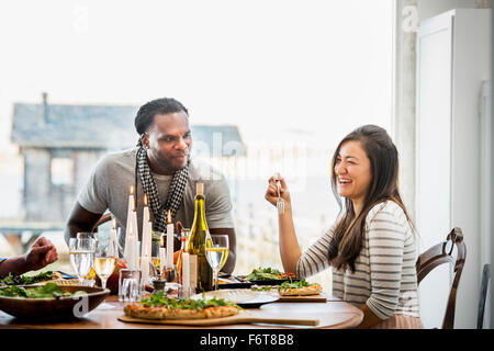 Couple talking at dinner party Banque D'Images