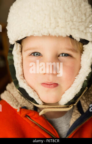 Caucasian boy wearing chapeau chaud Banque D'Images