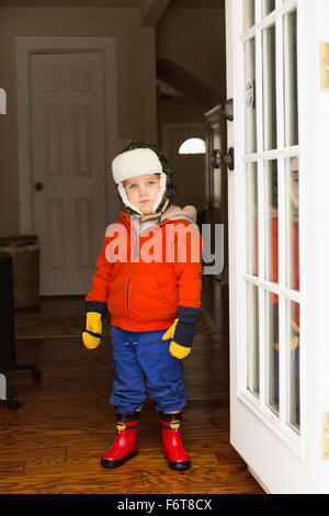 Young boy wearing snow gear Banque D'Images