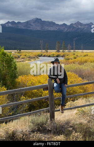 Caucasian woman sous gamme de scie, Stanley, Idaho, United States Banque D'Images